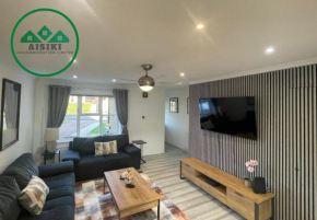 Aisiki Living at Hayes, 3 Bedroom Pet-Friendly House with Garden, Single or Double beds with FREE WIFI and PARKING